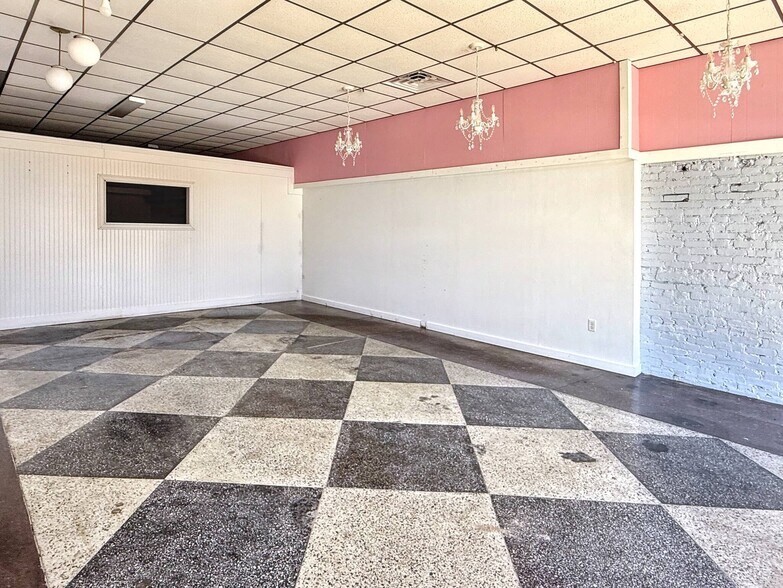More Photos Of 109 W Monroe St, Herrin Storefront Retail Residential For Sale
