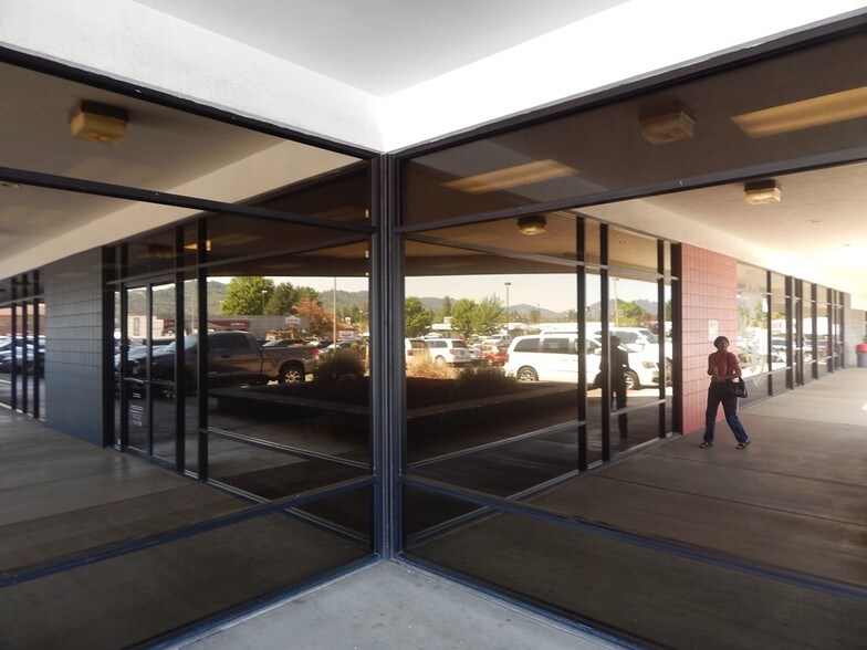 More Photos Of 250 NE Garden Valley Blvd, Roseburg General Retail For Lease