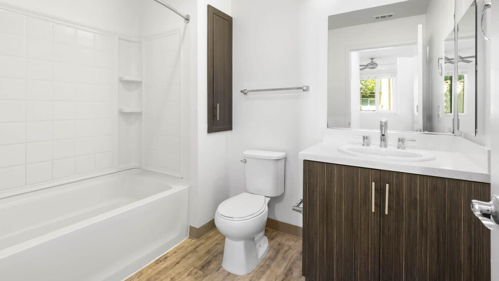 More Photos Of 1333 Powell St, Emeryville Apartments For Lease