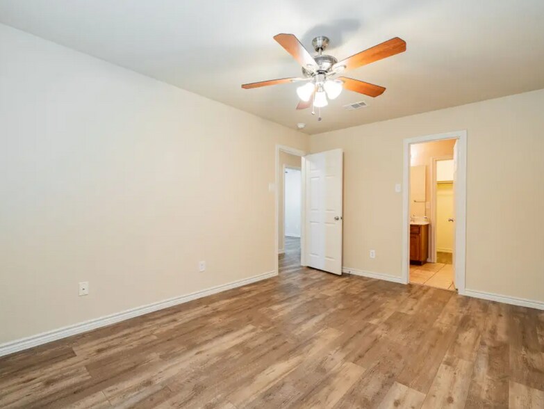 More Photos Of 26 Duplex Portfolio, Commerce Apartments For Sale