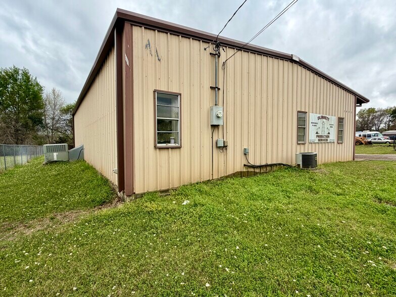 More Photos Of 2000 E Murchison St, Palestine Light Manufacturing For Sale