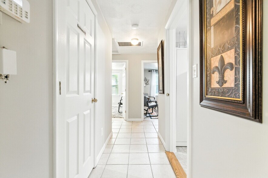 More Photos Of 409 Marquette Dr, Louisville Office For Sale