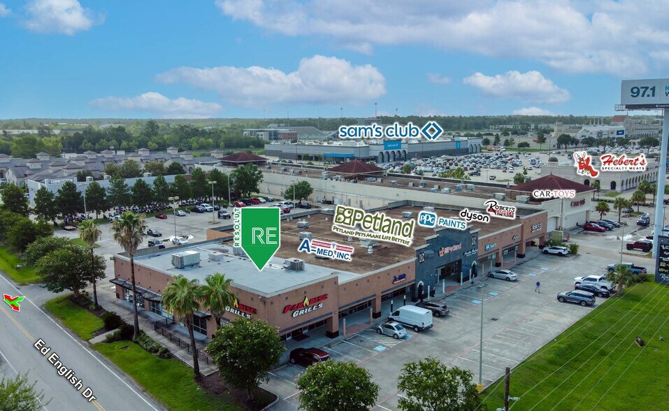 More Photos Of 19053 Interstate 45 N, Shenandoah Freestanding For Lease