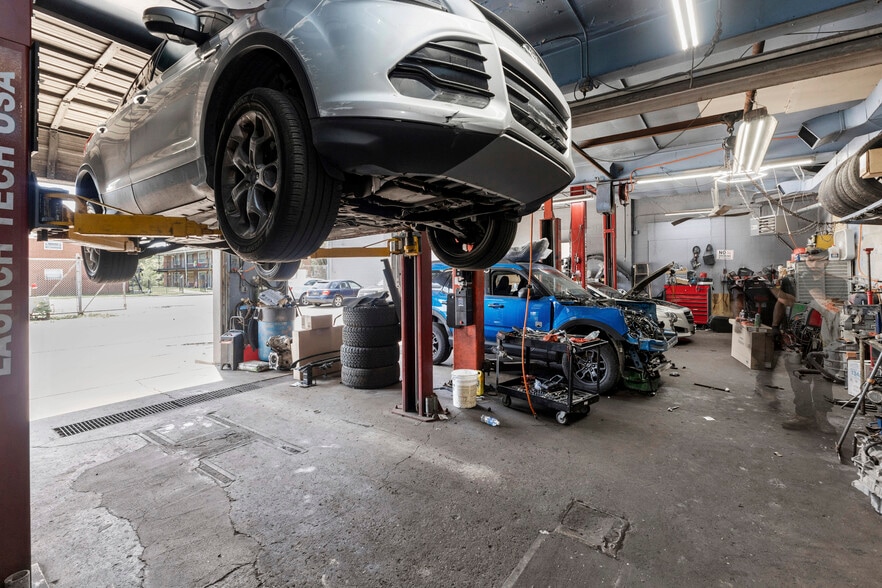 More Photos Of 10200 Whittier, Detroit Auto Repair For Lease