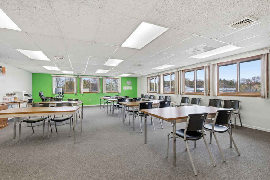 More Photos Of 160 Oak St, Glastonbury Office For Sale