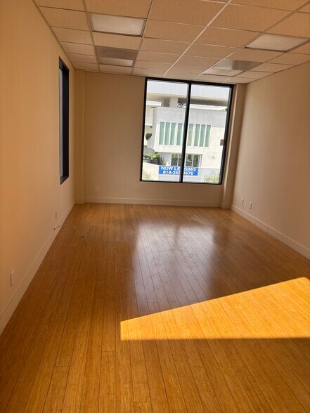 More Photos Of 11336 Camarillo St, Toluca Lake Office For Sale