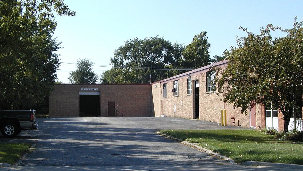 More Photos Of 502 Vista Ave, Addison Warehouse For Lease