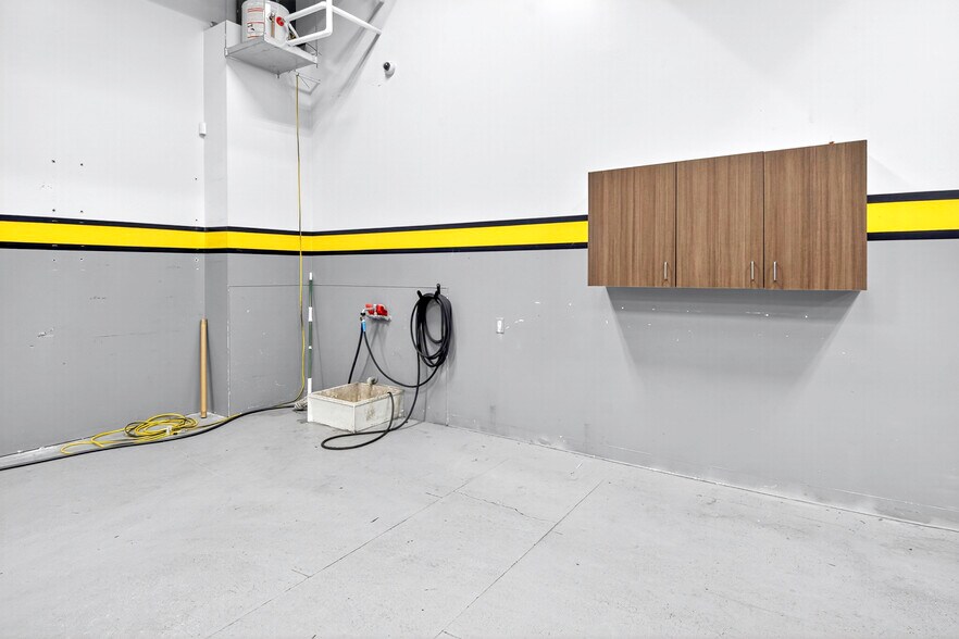 More Photos Of 3155 Chambers Rd, Aurora Flex For Lease