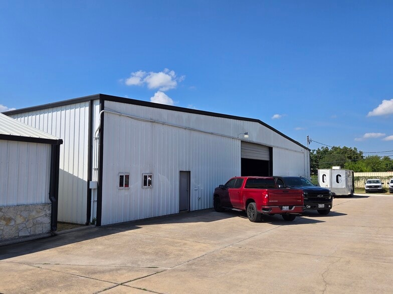 More Photos Of 103 Tradesmen Dr, Hutto Warehouse For Sale