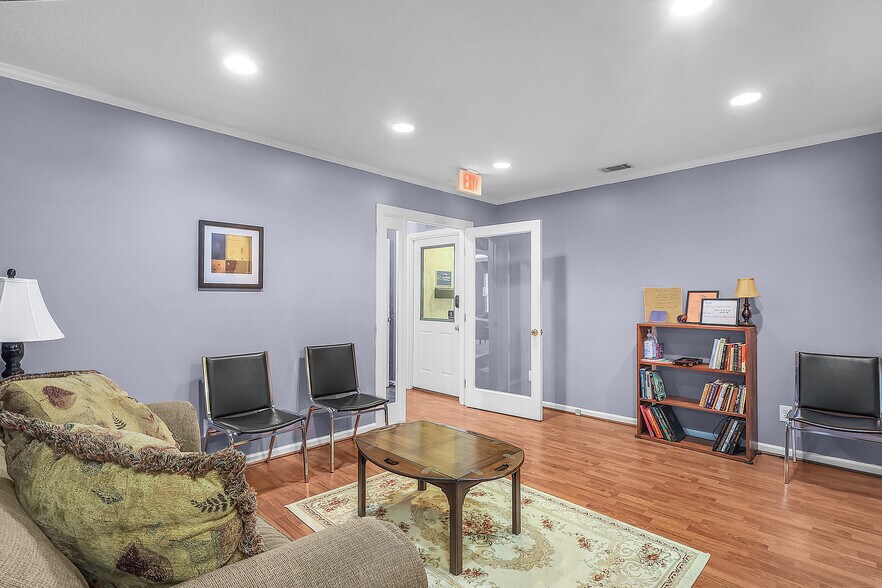 More Photos Of 10375 Ford Ave, Richmond Hill Office For Sale