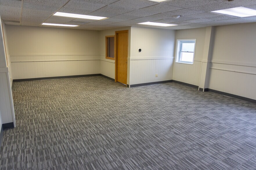 More Photos Of 1405 Lake Lansing Rd, Lansing Warehouse For Lease