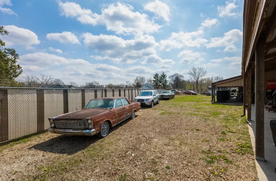More Photos Of 2300 Hoffman Dr, Effingham Auto Repair For Sale
