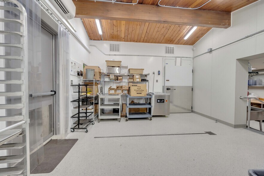 More Photos Of 67 Park Ave, Wind Gap Freestanding For Lease