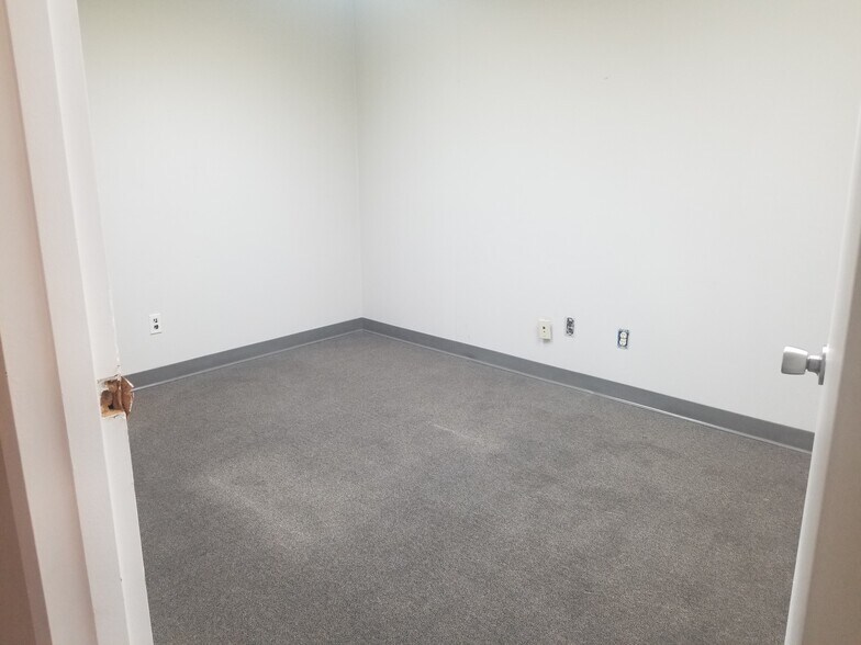 More Photos Of 200 NE 12th St, Moore Warehouse For Sale