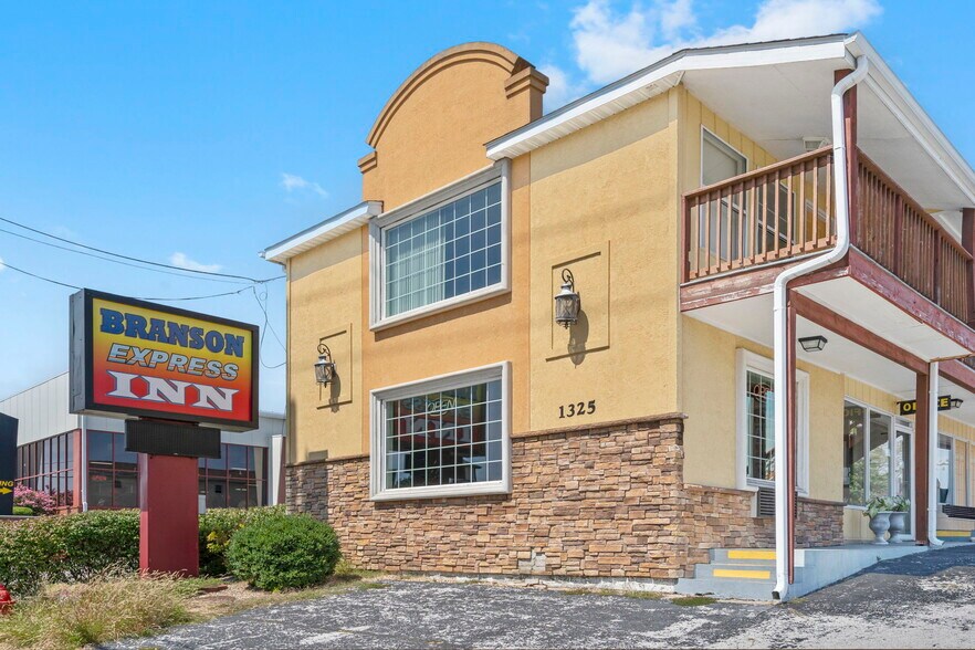 Primary Photo Of 1325 W Highway 76, Branson Hotel For Sale