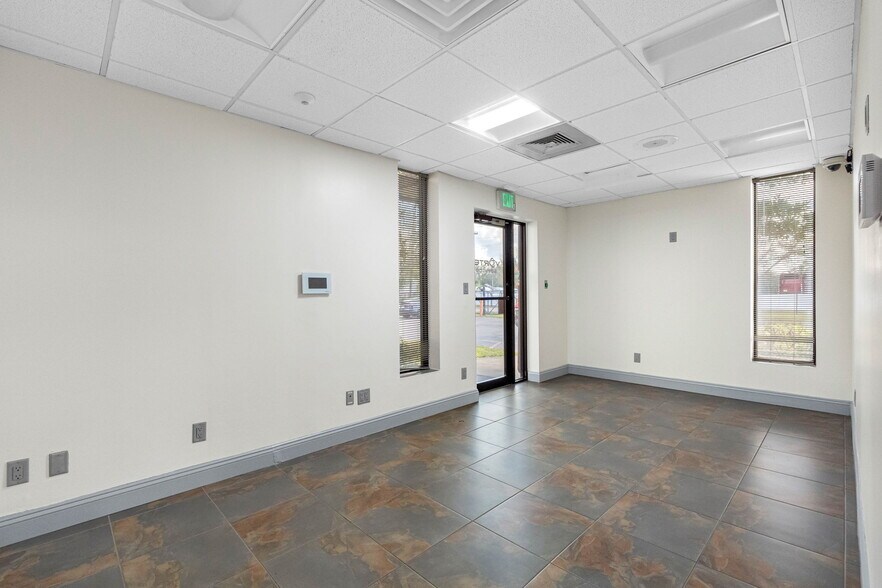 More Photos Of 5910 Hartford St, Tampa Warehouse For Lease
