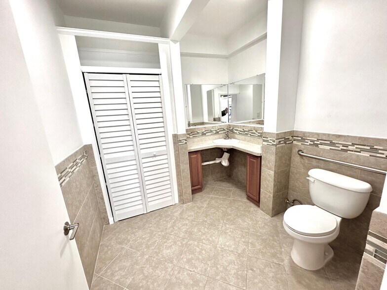 More Photos Of 1506 54th Ave N, Saint Petersburg Storefront Retail Office For Lease