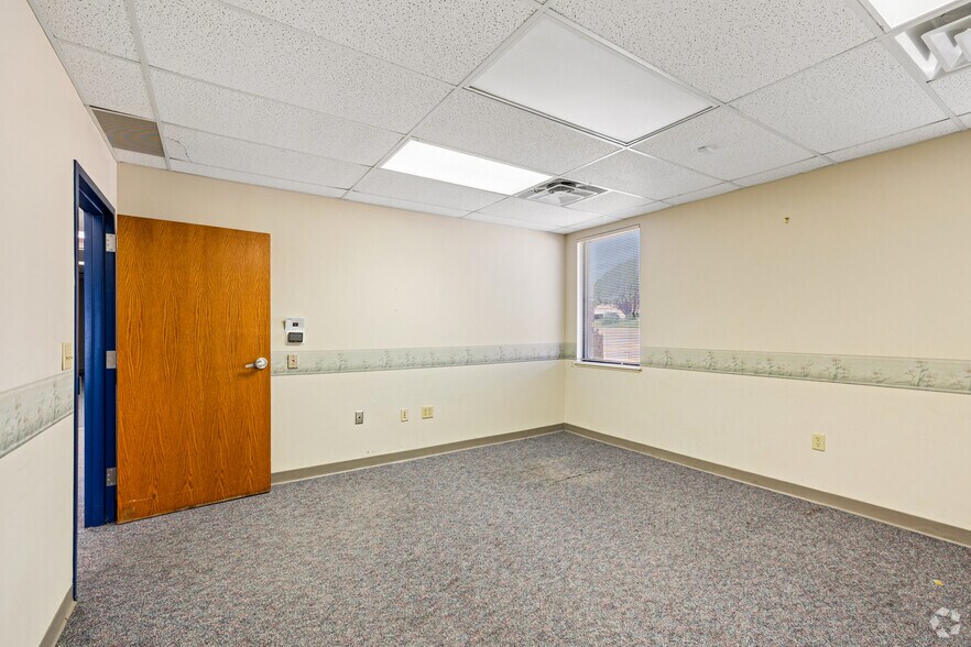 More Photos Of 1709 S Rock Rd, Wichita Medical For Sale