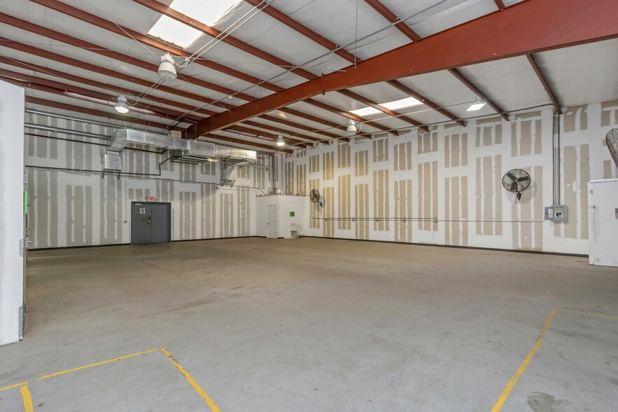 More Photos Of 16547 US Highway 19, Hudson Showroom For Lease