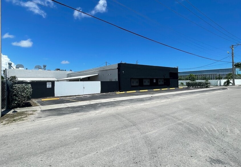 More Photos Of 5731 SW 23rd St, West Park Auto Repair For Lease