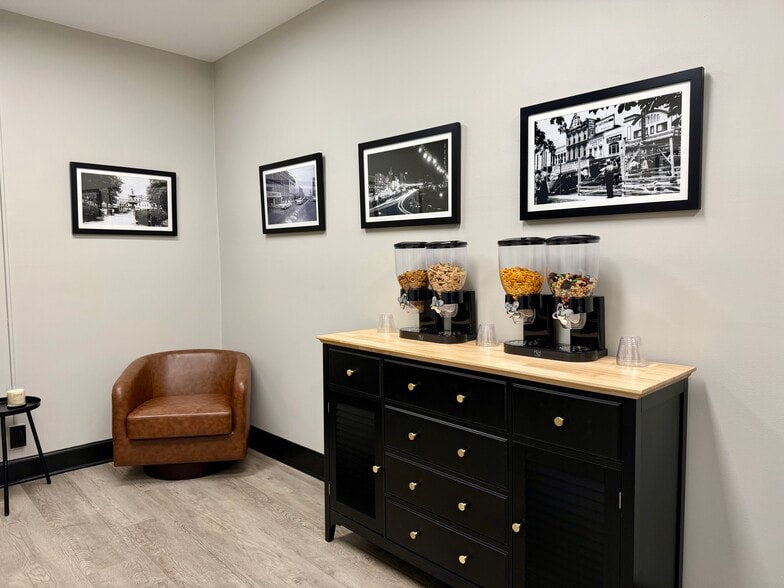 More Photos Of 911 College St, Bowling Green Office For Lease
