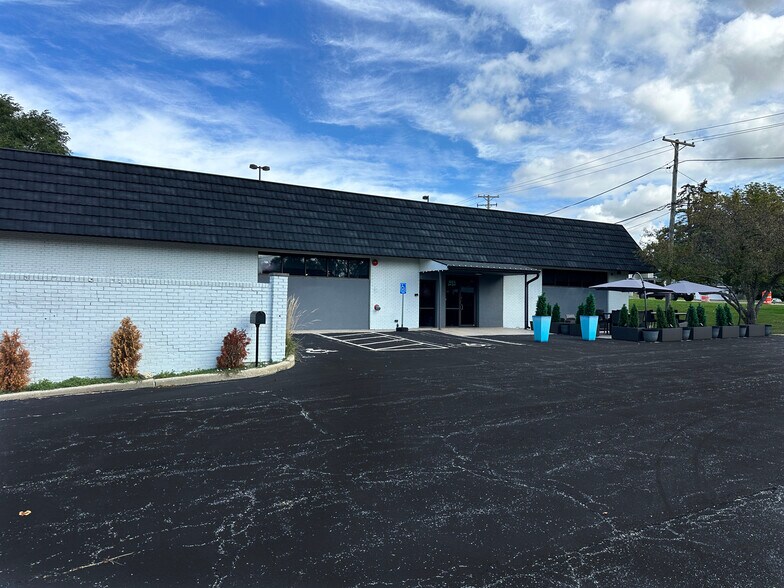 More Photos Of 423 N State St, Lockport Light Manufacturing For Sale