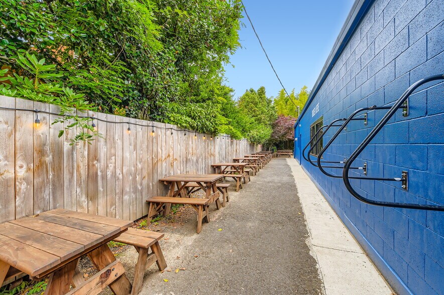 More Photos Of 4343 SE Hawthorne Blvd, Portland Restaurant For Sale