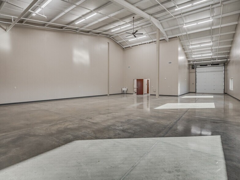 More Photos Of 611 Hundred Oaks Dr, Edmond Warehouse For Sale