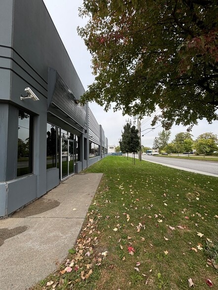 More Photos Of 2580-632 Av Dollard, Montréal Warehouse For Lease