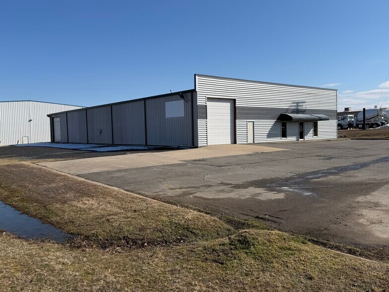 More Photos Of 170 Exchange Ave, Conway Warehouse For Lease