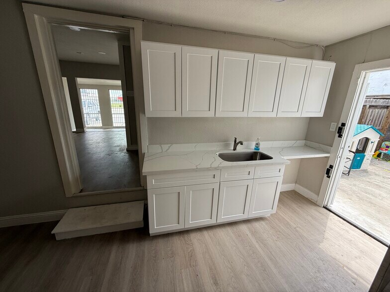 More Photos Of 2809 Market St, Baytown Office Residential For Lease