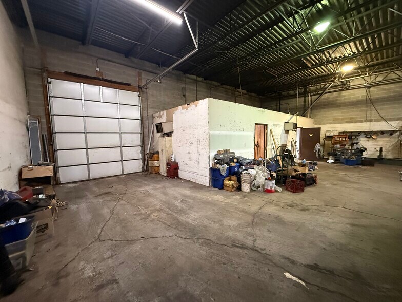 More Photos Of 111-143 S Wheeling Rd, Wheeling Warehouse For Lease