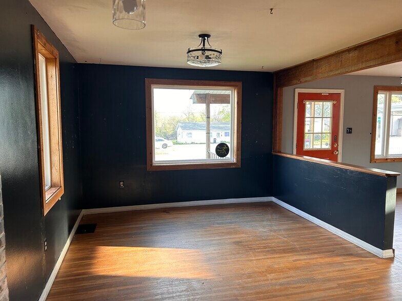 More Photos Of 310 E Washington St, Cuba Flex For Sale