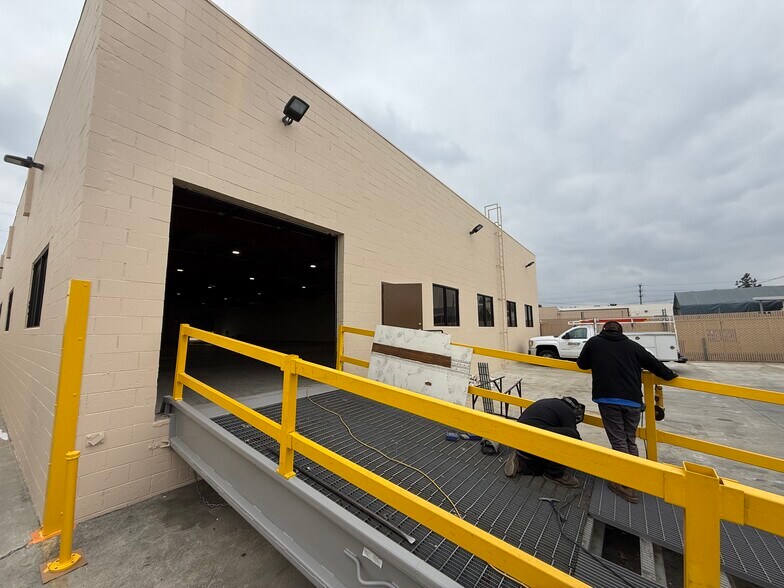 More Photos Of 8945 Quartz Ave, Northridge Warehouse For Lease