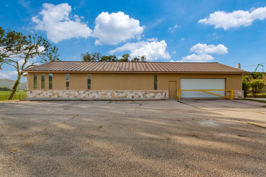 More Photos Of 42900 IH-10 West, Boerne Showroom For Sale