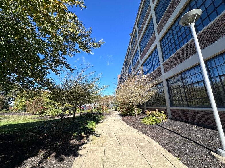 More Photos Of 2450 W Hunting Park Ave, Philadelphia Unknown For Lease