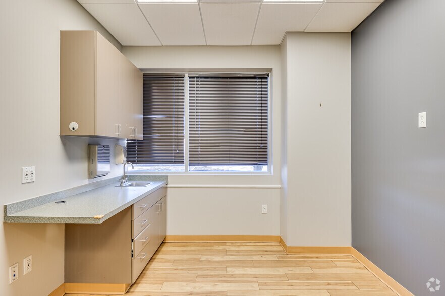 More Photos Of 16222 N 59th Ave, Glendale Unknown For Lease