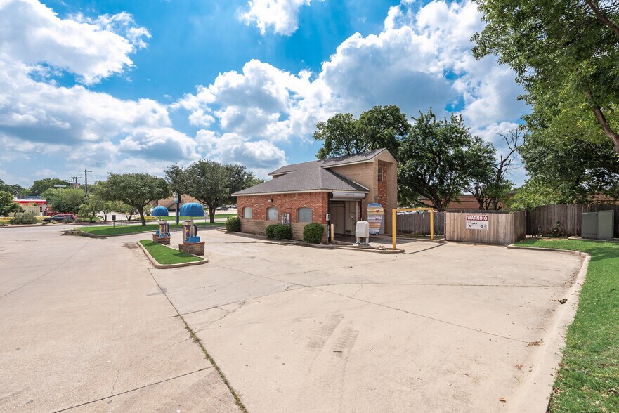 More Photos Of 1704 Teasley Ln, Denton Specialty For Sale