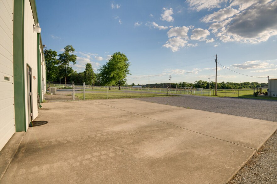 More Photos Of 2533 Highway 41A S, Shelbyville Showroom For Sale