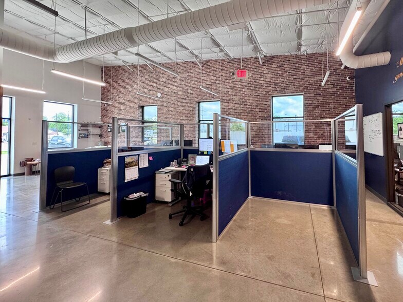 More Photos Of 1009 W 2nd St, Taylor Flex For Sale
