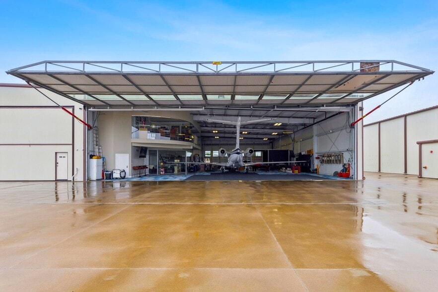 More Photos Of 15809 Addison Rd, Addison Airplane Hangar For Sale