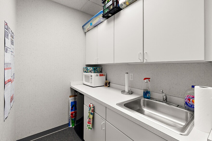More Photos Of 11080 Hall Rd, Sterling Heights Medical For Lease