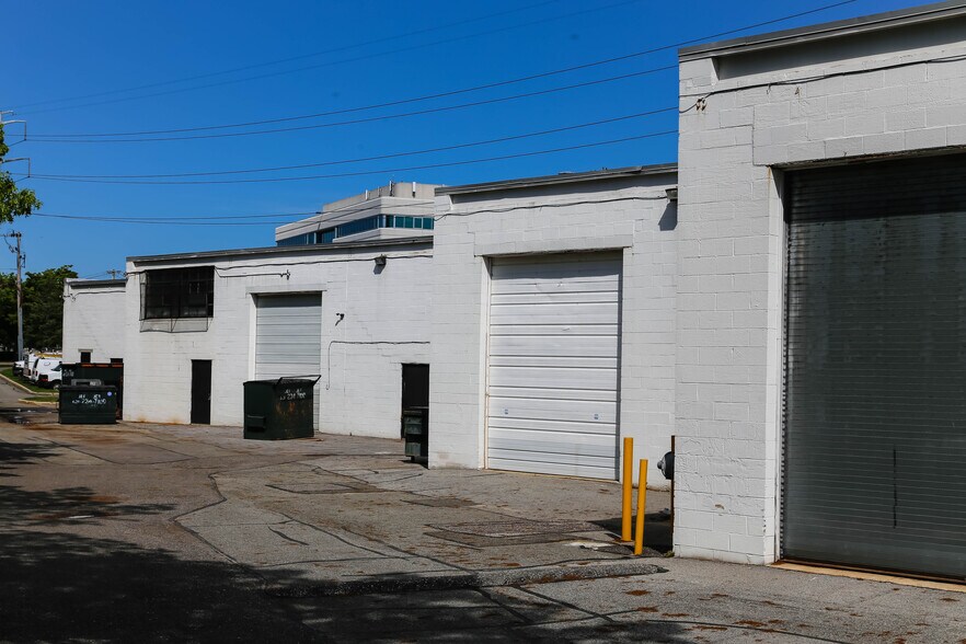 More Photos Of 3180 Expressway Dr S, Islandia Warehouse For Lease