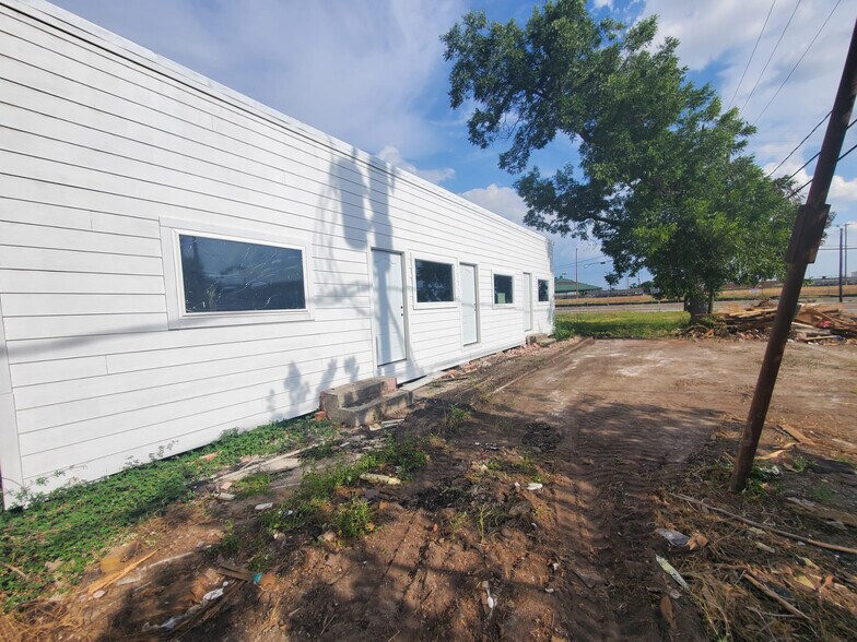 More Photos Of 2806 Erastus St, Houston Storefront Retail Office For Sale