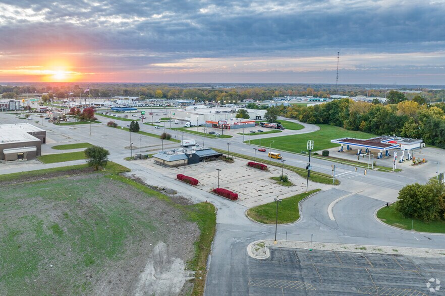 More Photos Of 2901 S Grand Ave E, Springfield Restaurant For Lease