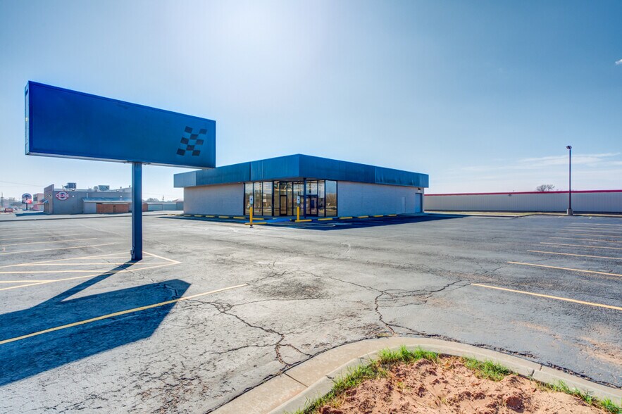 More Photos Of 5819 4th St, Lubbock Freestanding For Lease