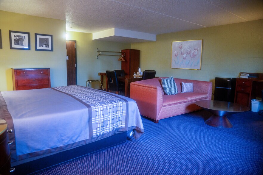 More Photos Of 502 S Division Ave, Cavalier Hotel For Sale