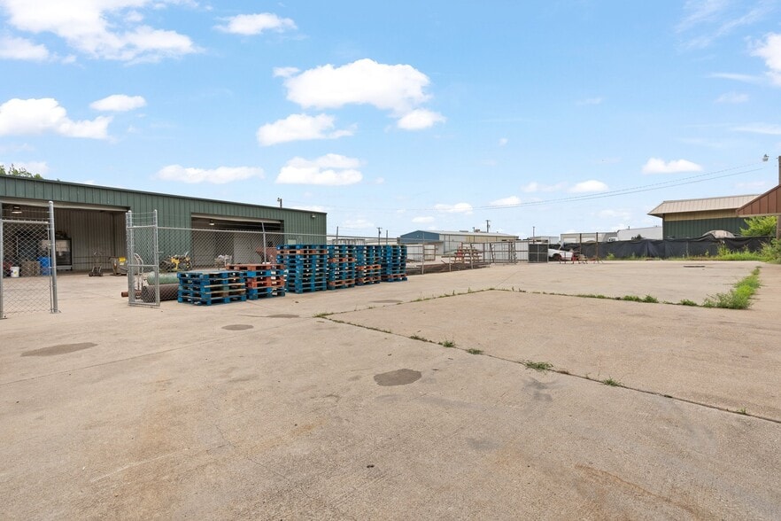 More Photos Of 308 Thomas Pl, Everman Warehouse For Sale