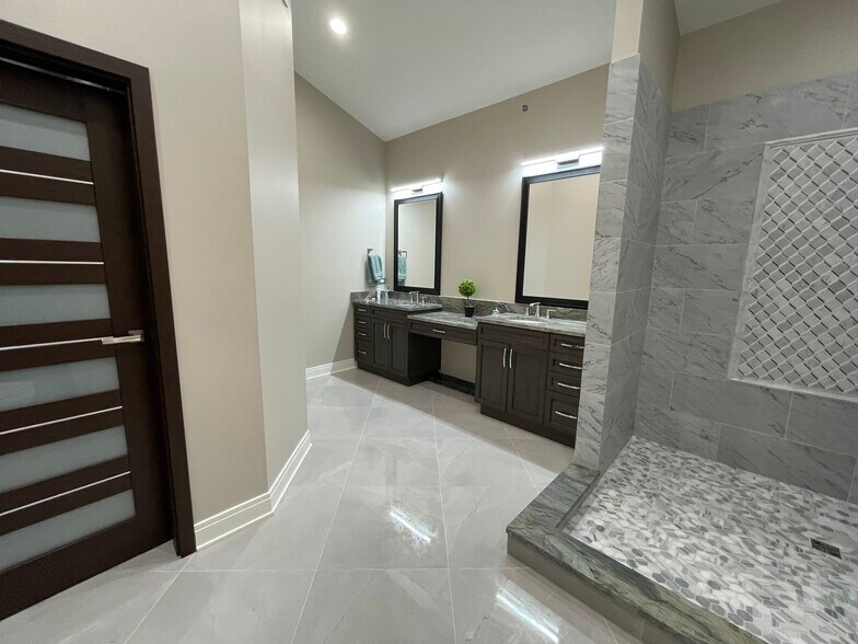 More Photos Of 2220 Ferry Rd, Naperville Showroom For Sale