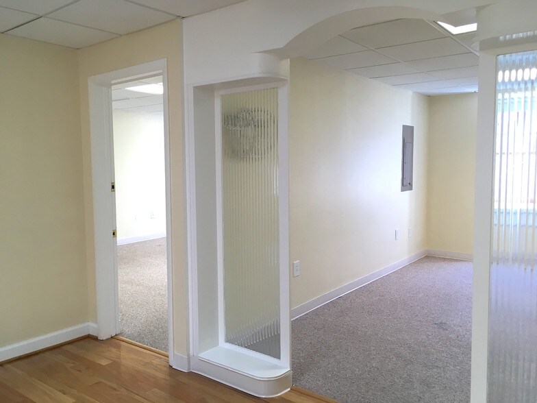 More Photos Of 2625 Connecticut Ave NW, Washington Storefront Retail Office For Lease